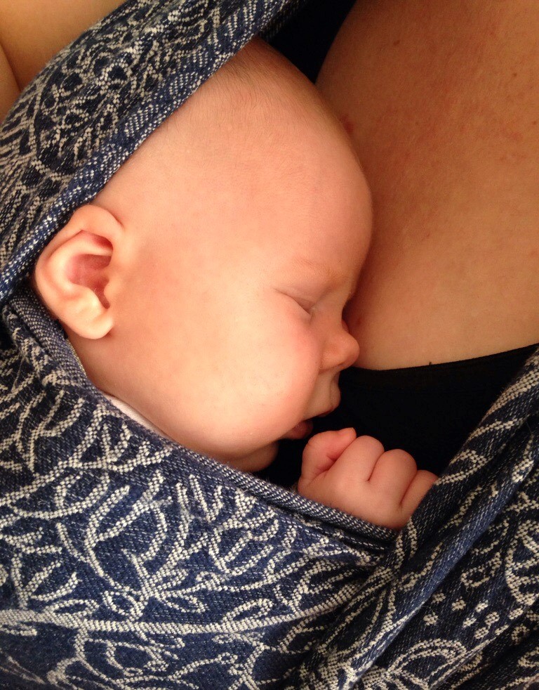 Der Körperkontakt beim Tragen beruhigt und entspannt die Babies.